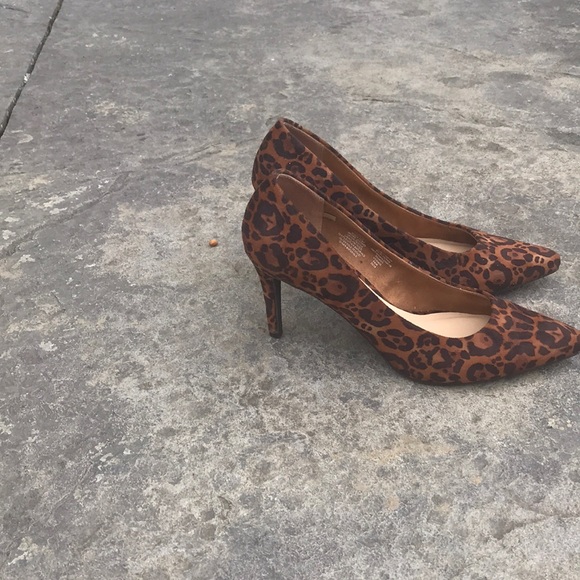 Super cute!! Leopard kitten heels size 8. - Picture 3 of 4